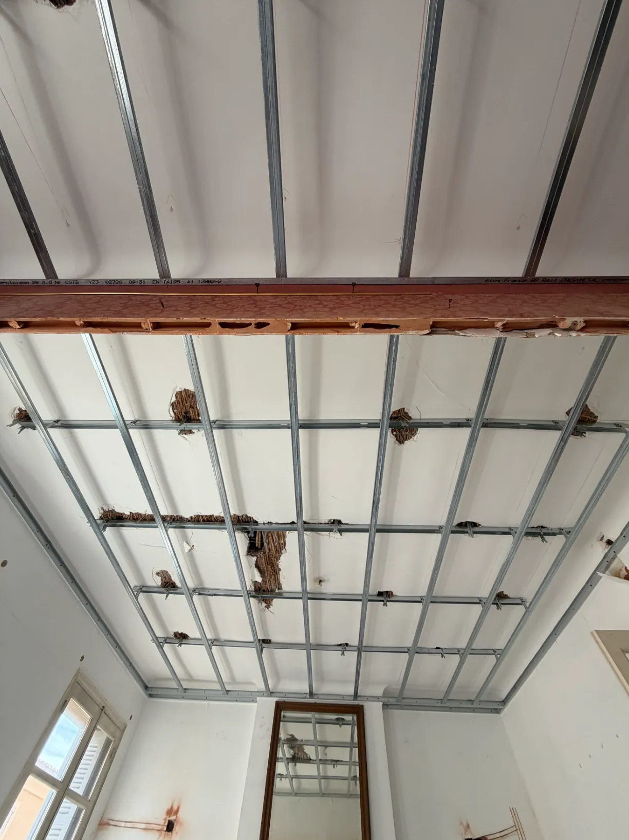 Plafond et structure dégagés sur le chantier